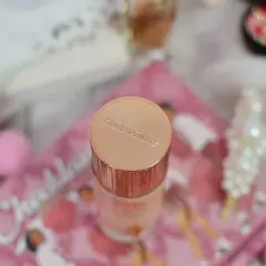 Charlotte Tilbury Baza Rozświetlająca: Blask czy zbędny luksus?