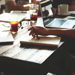Umowa z modelką: dzieło czy zlecenie? Wybierz mądrze i oszczędź!