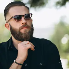Jak zagęścić zarost? Sprawdzone metody i sekrety gęstej brody