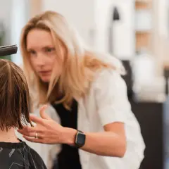 Stylista fryzur: Jak znaleźć eksperta i dobrać fryzurę marzeń?