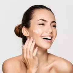 Nivea na twarz? Dermatolog wyjaśnia: dla kogo tak, dla kogo nie!
