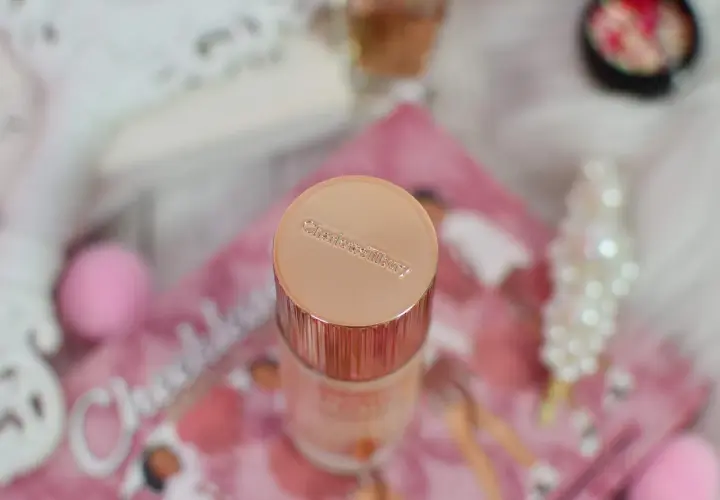 Charlotte Tilbury Baza Rozświetlająca: Blask czy zbędny luksus?