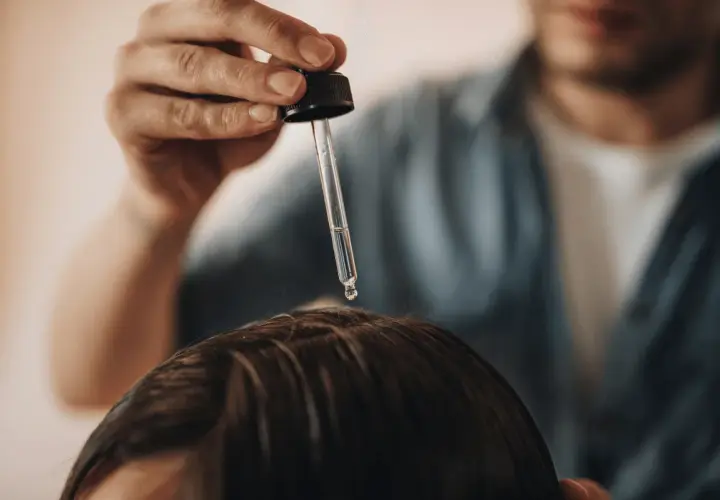Wcierka do włosów: Jak aplikować dla baby hair i mocnych włosów?