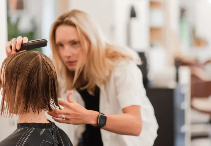 Stylista fryzur: Jak znaleźć eksperta i dobrać fryzurę marzeń?