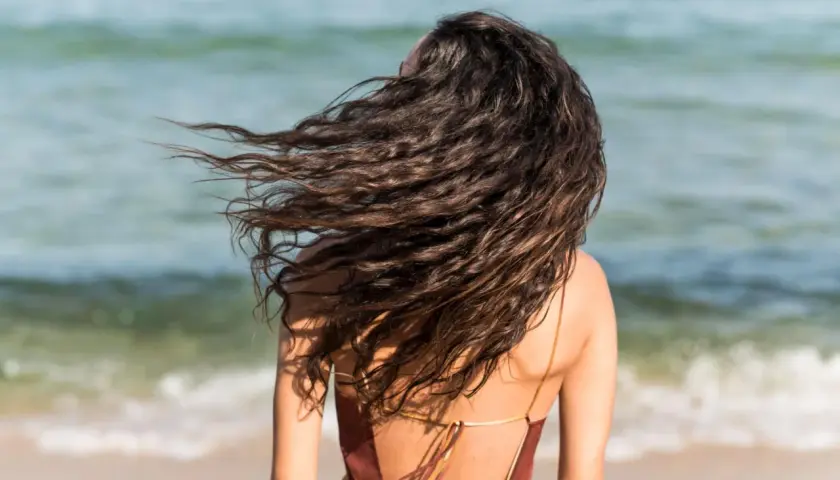 Sól morska do włosów: jak uzyskać beach waves i nie zniszczyć pasm?