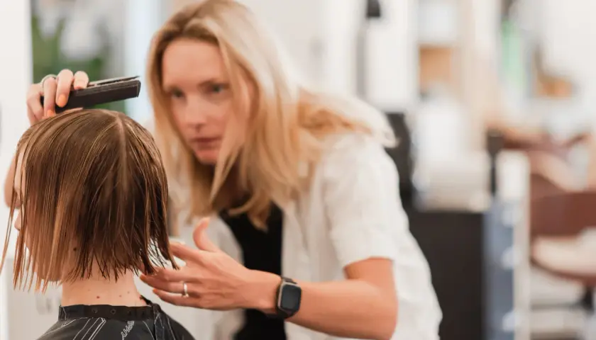Stylista fryzur: Jak znaleźć eksperta i dobrać fryzurę marzeń?