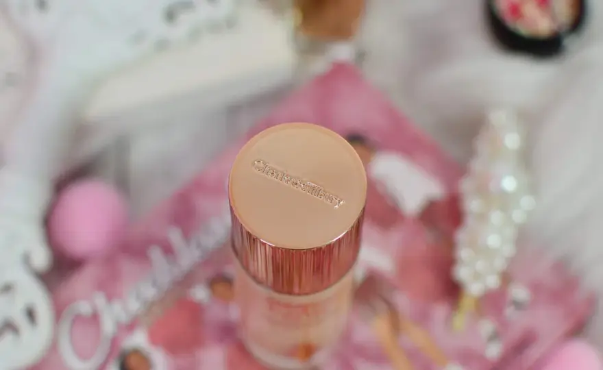 Charlotte Tilbury Baza Rozświetlająca: Blask czy zbędny luksus?