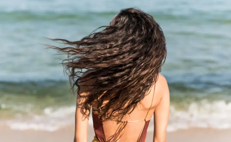 Sól morska do włosów: jak uzyskać beach waves i nie zniszczyć pasm?