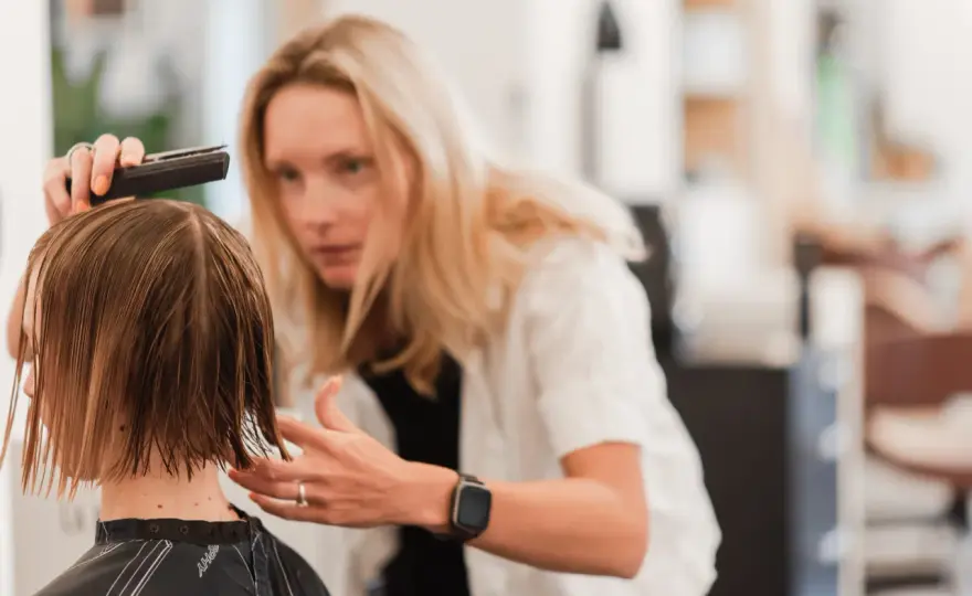 Stylista fryzur: Jak znaleźć eksperta i dobrać fryzurę marzeń?