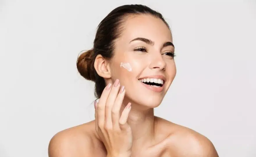 Nivea na twarz? Dermatolog wyjaśnia: dla kogo tak, dla kogo nie!